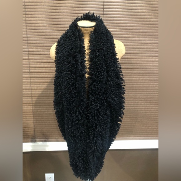 ✨Host Pick ✨ Black knitted plush infinity scarf - Picture 2 of 2